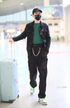 黄晓明节目录制后现身 黑外套配绿毛衣双眼显疲态