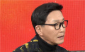 《没有过不去的年》融媒体首映直播 吴刚送“妈妈”吴彦姝围巾