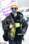 張丹峰離婚風(fēng)波后獨(dú)自現(xiàn)身上海 穿扎染外套變潮男