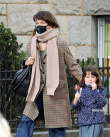 “生化女”一家四口出街 大女儿高挑小女儿可爱