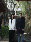 李亚鹏与小19岁女友拍情侣写真 休闲造型气氛甜蜜