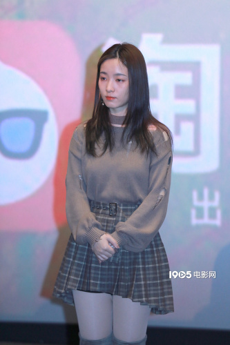 剪辑师、配音朱可儿 2月21日,春节档动画电影《新神榜:哪吒重生》在北京举办主创映后见面会,导演赵霁、制片人路晞、艺术总监龟爷、剪辑师朱可儿出席活动现场,与观众互动交流。截至目前,《新神榜:哪吒重生》票房已经突破3亿元,但导演赵霁表示这样的成绩还处于亏本阶段,因为排片状况不佳,他心情复杂,也很着急,希望能有更多观众来宣传、支持这部电影。