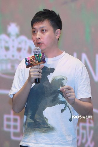 导演赵霁 2月21日,春节档动画电影《新神榜:哪吒重生》在北京举办主创映后见面会,导演赵霁、制片人路晞、艺术总监龟爷、剪辑师朱可儿出席活动现场,与观众互动交流。截至目前,《新神榜:哪吒重生》票房已经突破3亿元,但导演赵霁表示这样的成绩还处于亏本阶段,因为排片状况不佳,他心情复杂,也很着急,希望能有更多观众来宣传、支持这部电影。
