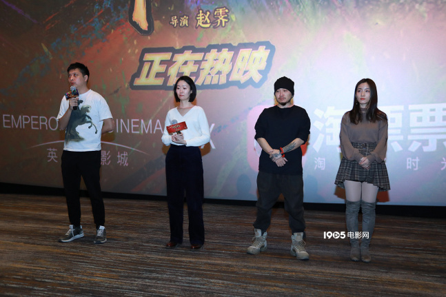 主创分享创作过程 2月21日,春节档动画电影《新神榜:哪吒重生》在北京举办主创映后见面会,导演赵霁、制片人路晞、艺术总监龟爷、剪辑师朱可儿出席活动现场,与观众互动交流。截至目前,《新神榜:哪吒重生》票房已经突破3亿元,但导演赵霁表示这样的成绩还处于亏本阶段,因为排片状况不佳,他心情复杂,也很着急,希望能有更多观众来宣传、支持这部电影。
