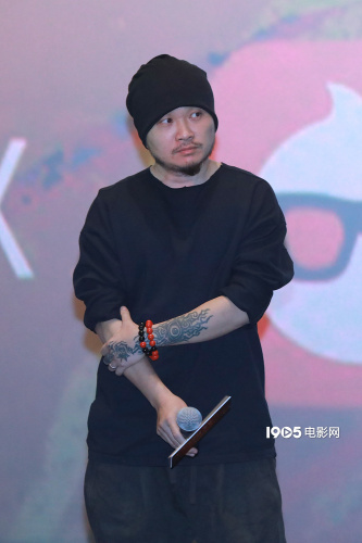 艺术总监龟爷 2月21日,春节档动画电影《新神榜:哪吒重生》在北京举办主创映后见面会,导演赵霁、制片人路晞、艺术总监龟爷、剪辑师朱可儿出席活动现场,与观众互动交流。截至目前,《新神榜:哪吒重生》票房已经突破3亿元,但导演赵霁表示这样的成绩还处于亏本阶段,因为排片状况不佳,他心情复杂,也很着急,希望能有更多观众来宣传、支持这部电影。