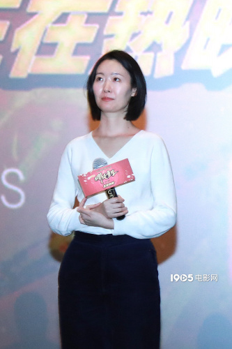 制片人路晞 2月21日,春节档动画电影《新神榜:哪吒重生》在北京举办主创映后见面会,导演赵霁、制片人路晞、艺术总监龟爷、剪辑师朱可儿出席活动现场,与观众互动交流。截至目前,《新神榜:哪吒重生》票房已经突破3亿元,但导演赵霁表示这样的成绩还处于亏本阶段,因为排片状况不佳,他心情复杂,也很着急,希望能有更多观众来宣传、支持这部电影。