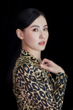張柏芝復(fù)古西裝優(yōu)雅大氣 妝容精致笑容燦爛狀態(tài)佳