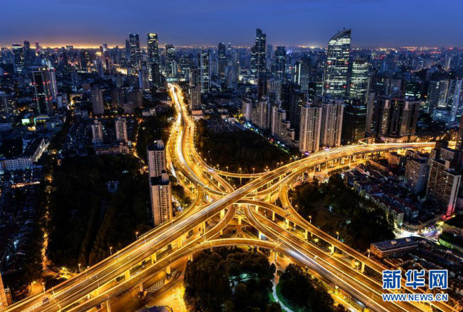 这是2018年11月2日拍摄的上海延安高架路与南北高架路交汇处的立交桥.