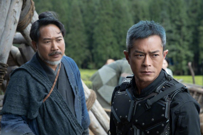 电影版《寻秦记》首曝预告 古天乐宣萱再续前缘 3月16日,电影版《寻秦记》发布首款预告并释出一组剧照,古天乐、林峰、宣萱等原班人马悉数回归。从预告片曝光的剧情来看,影片设定在剧版结局19年后,讲述了项少龙(古天乐 饰)与秦始皇(林峰 饰)的后期故事。此外,还有细心的观众发现了片中的新剧情:乌有博士在项少龙没有回来之后又派人赴秦朝。