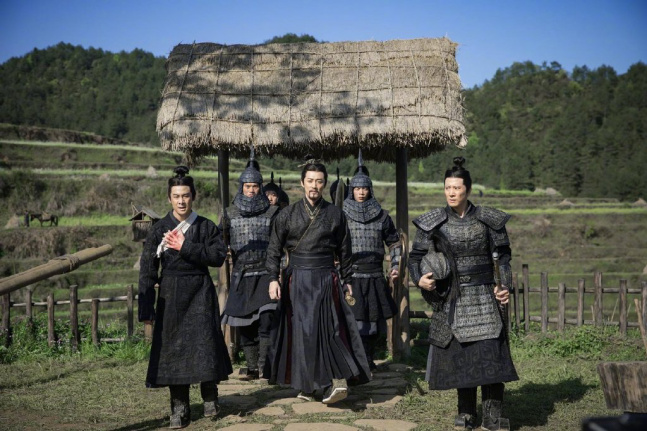 电影版《寻秦记》首曝预告 古天乐宣萱再续前缘 3月16日,电影版《寻秦记》发布首款预告并释出一组剧照,古天乐、林峰、宣萱等原班人马悉数回归。从预告片曝光的剧情来看,影片设定在剧版结局19年后,讲述了项少龙(古天乐 饰)与秦始皇(林峰 饰)的后期故事。此外,还有细心的观众发现了片中的新剧情:乌有博士在项少龙没有回来之后又派人赴秦朝。