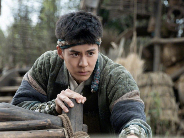 电影版《寻秦记》首曝预告 古天乐宣萱再续前缘 3月16日,电影版《寻秦记》发布首款预告并释出一组剧照,古天乐、林峰、宣萱等原班人马悉数回归。从预告片曝光的剧情来看,影片设定在剧版结局19年后,讲述了项少龙(古天乐 饰)与秦始皇(林峰 饰)的后期故事。此外,还有细心的观众发现了片中的新剧情:乌有博士在项少龙没有回来之后又派人赴秦朝。