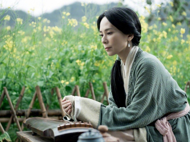 电影版《寻秦记》首曝预告 古天乐宣萱再续前缘 3月16日,电影版《寻秦记》发布首款预告并释出一组剧照,古天乐、林峰、宣萱等原班人马悉数回归。从预告片曝光的剧情来看,影片设定在剧版结局19年后,讲述了项少龙(古天乐 饰)与秦始皇(林峰 饰)的后期故事。此外,还有细心的观众发现了片中的新剧情:乌有博士在项少龙没有回来之后又派人赴秦朝。
