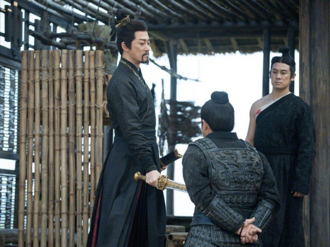电影版《寻秦记》首曝预告 古天乐宣萱再续前缘 3月16日,电影版《寻秦记》发布首款预告并释出一组剧照,古天乐、林峰、宣萱等原班人马悉数回归。从预告片曝光的剧情来看,影片设定在剧版结局19年后,讲述了项少龙(古天乐 饰)与秦始皇(林峰 饰)的后期故事。此外,还有细心的观众发现了片中的新剧情:乌有博士在项少龙没有回来之后又派人赴秦朝。