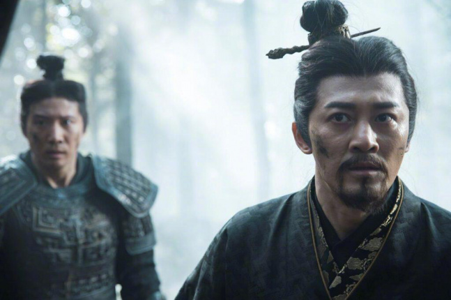 电影版《寻秦记》首曝预告 古天乐宣萱再续前缘 3月16日,电影版《寻秦记》发布首款预告并释出一组剧照,古天乐、林峰、宣萱等原班人马悉数回归。从预告片曝光的剧情来看,影片设定在剧版结局19年后,讲述了项少龙(古天乐 饰)与秦始皇(林峰 饰)的后期故事。此外,还有细心的观众发现了片中的新剧情:乌有博士在项少龙没有回来之后又派人赴秦朝。