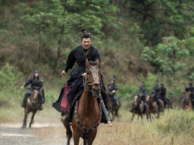 电影版《寻秦记》首曝预告 古天乐宣萱再续前缘 3月16日,电影版《寻秦记》发布首款预告并释出一组剧照,古天乐、林峰、宣萱等原班人马悉数回归。从预告片曝光的剧情来看,影片设定在剧版结局19年后,讲述了项少龙(古天乐 饰)与秦始皇(林峰 饰)的后期故事。此外,还有细心的观众发现了片中的新剧情:乌有博士在项少龙没有回来之后又派人赴秦朝。