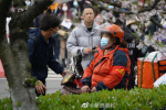 网友偶遇贾玲武汉大学拍戏 饰演志愿者造型接地气