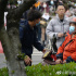 網(wǎng)友偶遇賈玲武漢大學拍戲 飾演志愿者造型接地氣