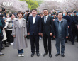 《中国医生》剧组重回武汉 张定宇张涵予首度同台