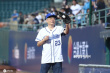 66歲李安擔(dān)任棒球賽開球嘉賓 羨慕老同學(xué)都已退休