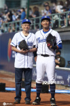 66歲李安擔(dān)任棒球賽開球嘉賓 羨慕老同學(xué)都已退休