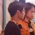 尹正新戲拍攝現(xiàn)場被圍堵 路人懟拍被其怒拍掉手機(jī)