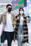 卢靖姗接机韩庚恩爱互动 摸脸杀+靠肩杀=甜齁了！