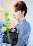 卢靖姗春日大片诠释古典美 束腰长裙尽显温婉典雅