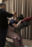 舊傷復(fù)發(fā)？劉亦菲深夜針灸 頸肩插滿長針惹人心疼