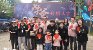 《學(xué)爸》來(lái)了！黃渤新片開(kāi)機(jī)曝海報(bào) 聚焦親子教育