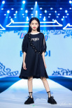 钟丽缇张伦硕两位女儿走秀 妆容精致气场全开
