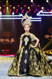 李小璐带8岁女儿甜馨T台走秀 落落大方超有范儿