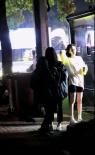 姐妹情深！劉詩詩探班楊冪 兩人摟肩前行熱聊不斷