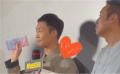 张译获粉丝托男友送情书 于和伟起哄：你敢拿吗？