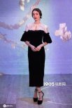 莉莉·柯林斯參加梵高展 黑白復古蕾絲裙冷艷優(yōu)雅