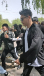 苗苗产后首综与郑恺合体 穿格纹情侣装低调牵手