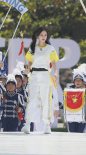 用小辫比心！Baby双马尾造型 俏皮可爱甜妹本人
