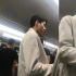 龔俊拍戲坐地鐵被偶遇 仰拍視角下路透照高大帥氣