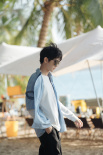 恰好海島時光！王俊凱海景大片 逐光逗狗享慢生活