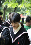 王俊凱現(xiàn)身北電拍畢業(yè)照 穿限定學(xué)士服模樣乖巧