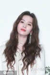 劉詩詩羊毛卷造型俏皮可愛 白色套裝優(yōu)雅端莊