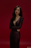 楊蓉演繹女人四十如花 慵懶卷發(fā)深V長(zhǎng)裙魅力十足