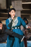 黄子韬《萌探探探案》中翻盘 女装造型街头乱窜