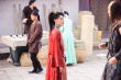 黃子韜《萌探探探案》中翻盤 女裝造型街頭亂竄
