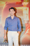 鄭愷現(xiàn)身《超越》武漢路演 李昀銳父母到場助陣