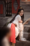 古灵派仙女！杨幂曝古装造型 穿红白长衫侠气十足