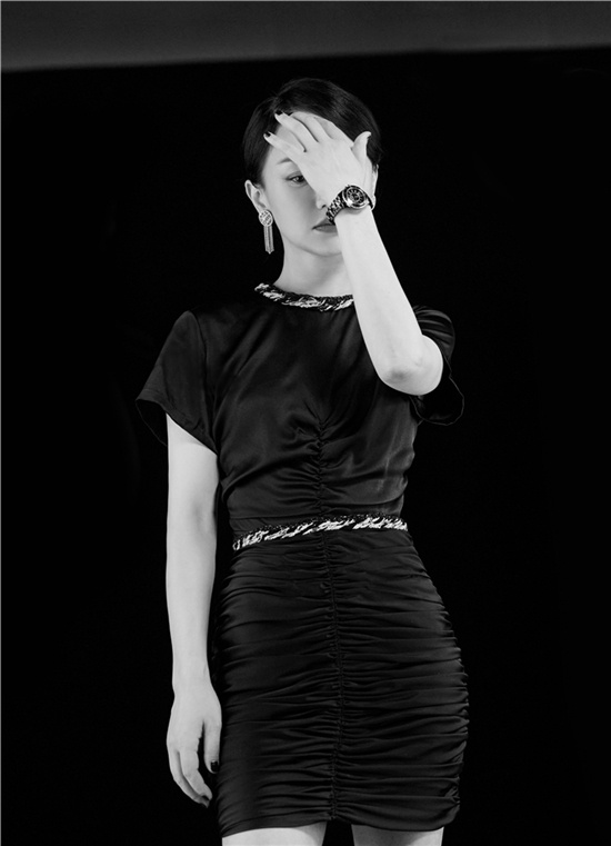 《【杏鑫平台最大总代】周迅现身某品牌派对 身着经典小黑裙气质优雅出众》