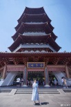 赵雅芝重游雷峰塔 蓝色碎花裙手拿团扇清丽婉约