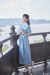 赵雅芝重游雷峰塔 蓝色碎花裙手拿团扇清丽婉约