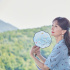 赵雅芝重游雷峰塔 蓝色碎花裙手拿团扇清丽婉约