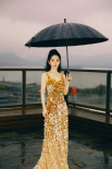赵丽颖鎏金lomo风大片曝光 雨中撑伞复古优雅